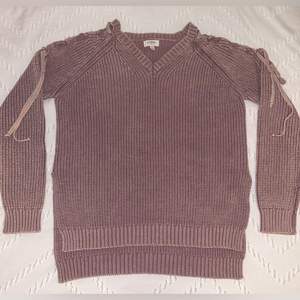 Umgee women’s mauve sweater with lace up shoulder, split‎ side hem size Medium